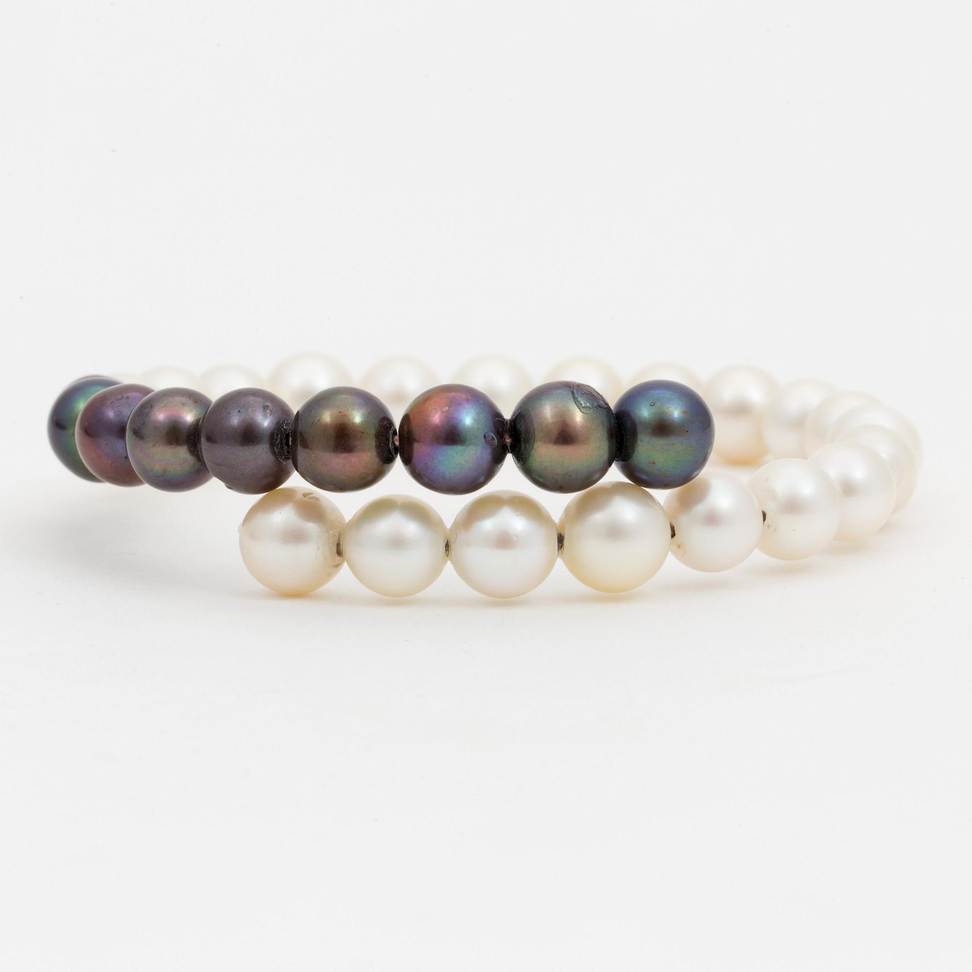 A bracelet of cultured pearls.