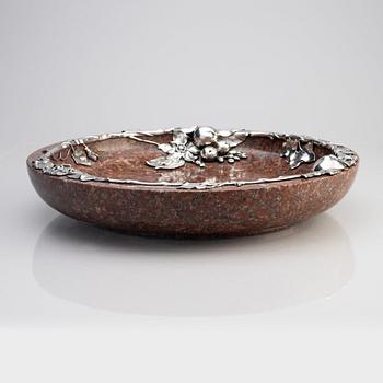 Praktfat/skål, granit med silverdekor, Bolin, Moskva 1912-1917.