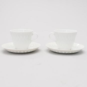 A 40-piece set of tableware in porcelain, signed F.H.Kj. Finland Arabia.