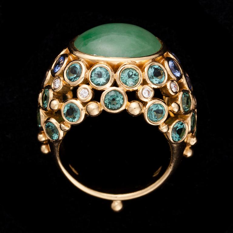 RING, 18K guld, cabochonslipad jadeit ca 8 ct, safirer, diamanter. Temple St. Claire, USA. Vikt 18,4 g.