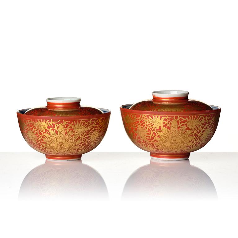 A group of 13 red and gold decorated blue and white bowls with dragon and crane motif, Meiji period (1868-1912).