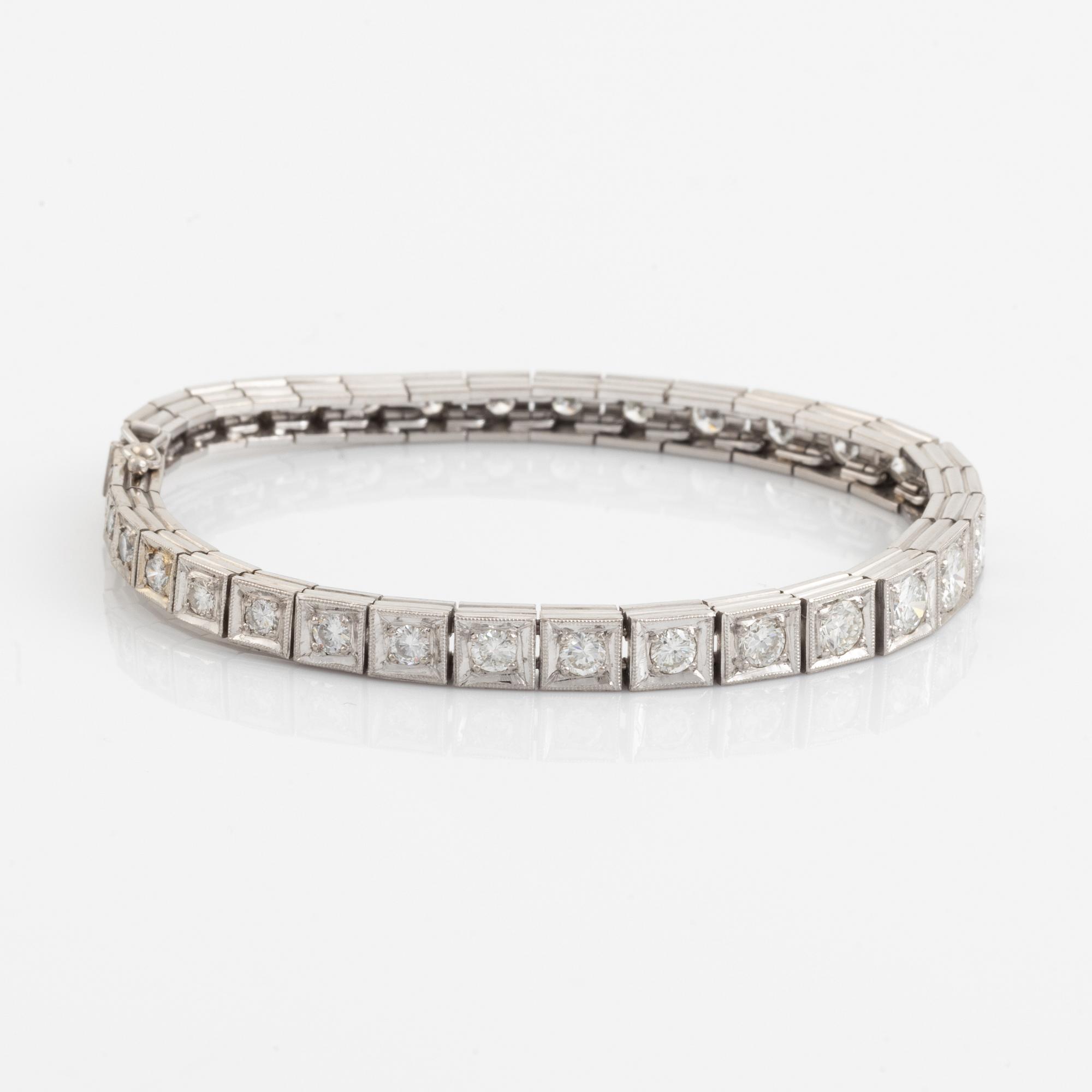 Armband 18K vitguld med runda briljantslipade diamanter.