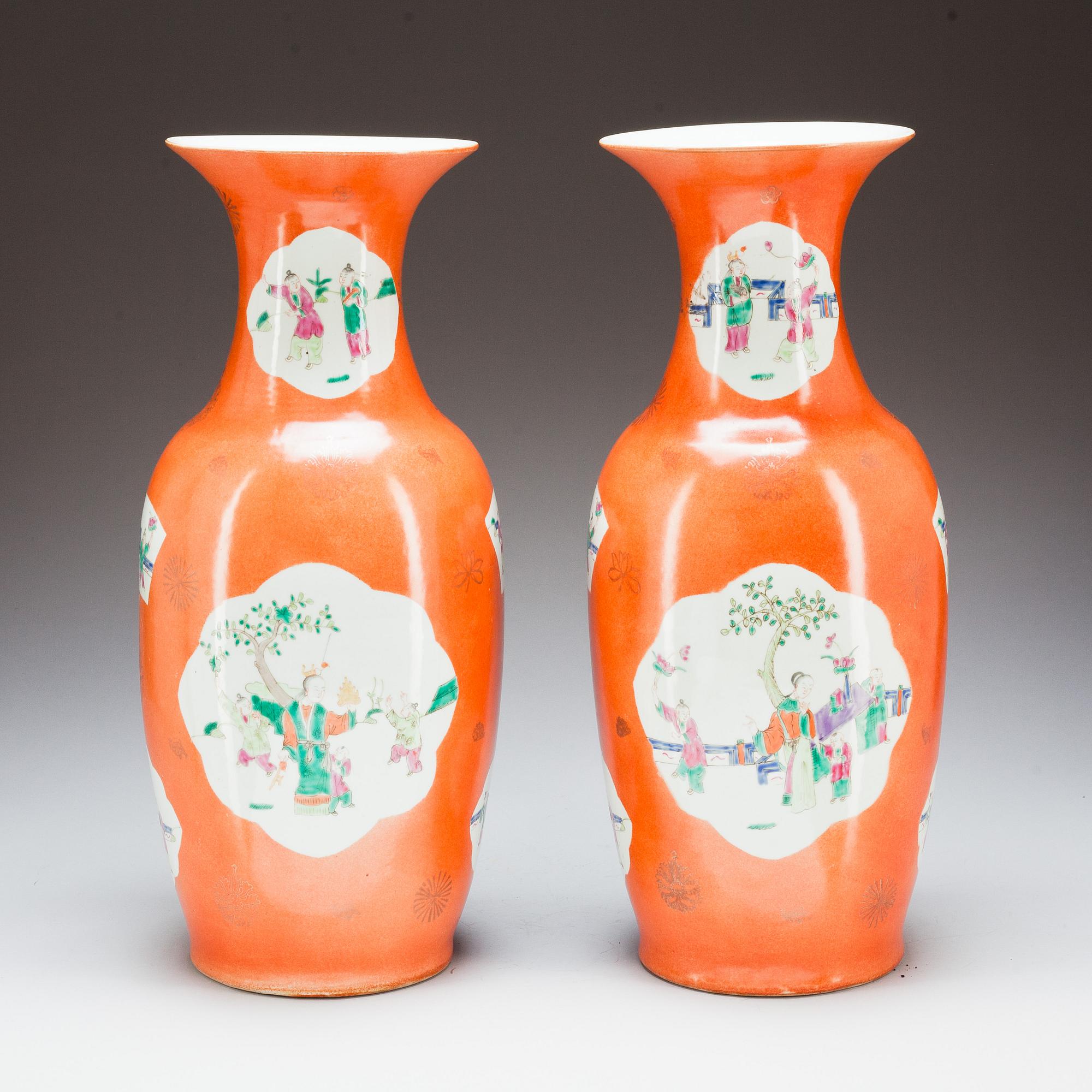 VASER, ett par, porslin, Kina, 1900-talets mitt.