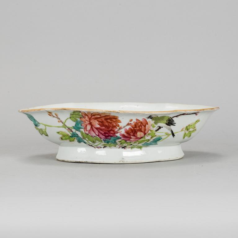 A Chinese famille rose footed dish, early 20th century.