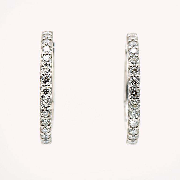 Ole Lynggaard earrings, 18K gold with 42 brilliant-cut diamonds 0,42 ct in total, TW VS, diameter 16 mm.