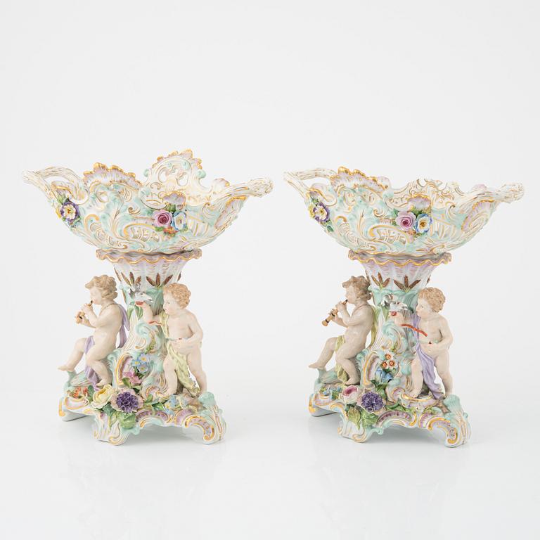 A pair of porcelain bowls and a lidded urn, Meissen, early 20th Century.