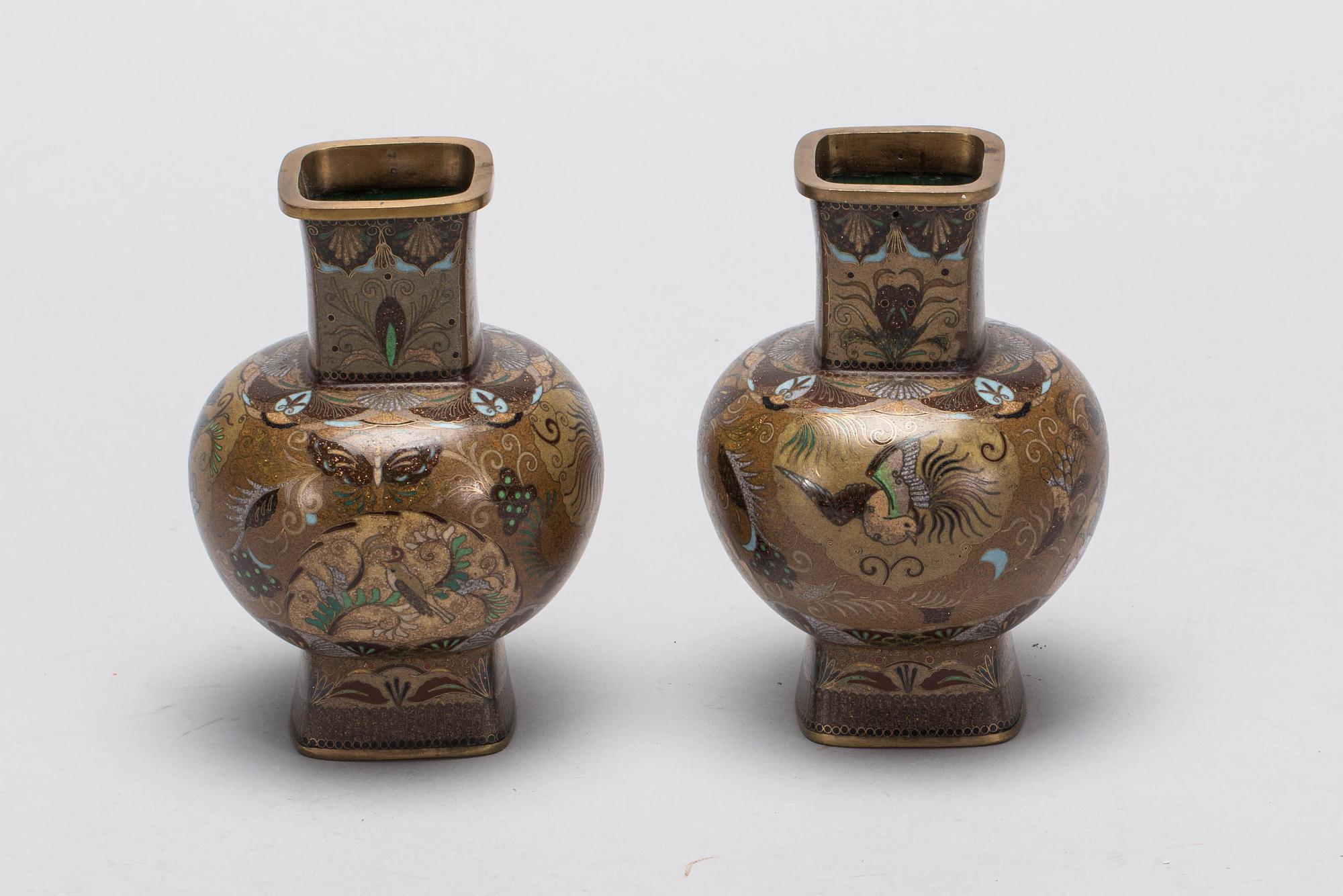 VASER, ett par, cloisonnè, 1900-tal.