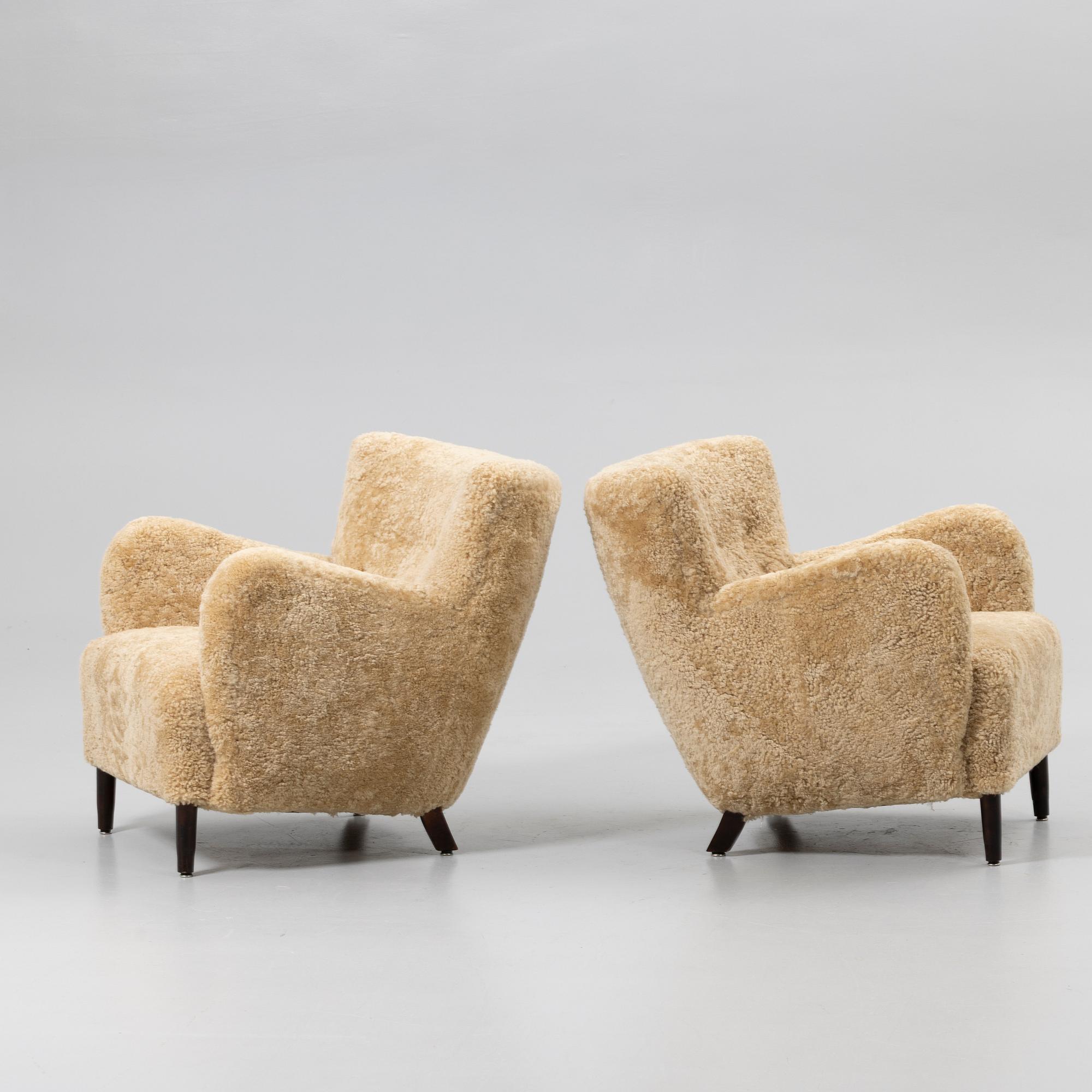 Armchairs, a pair, Scandinavian Modern, Danish master cabinetmaker, 1940s.