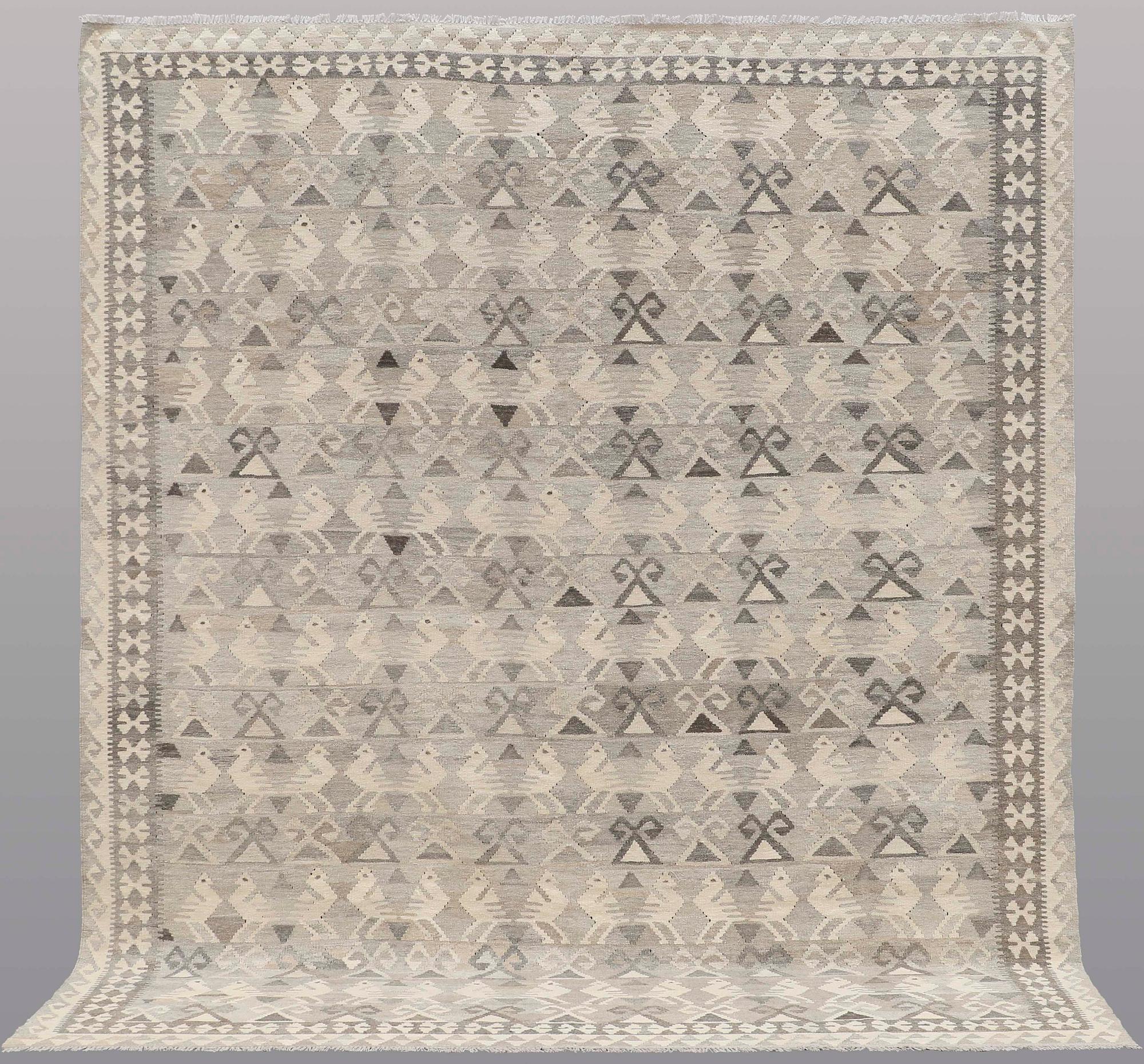 Kilim, ca 295 x 252 cm.