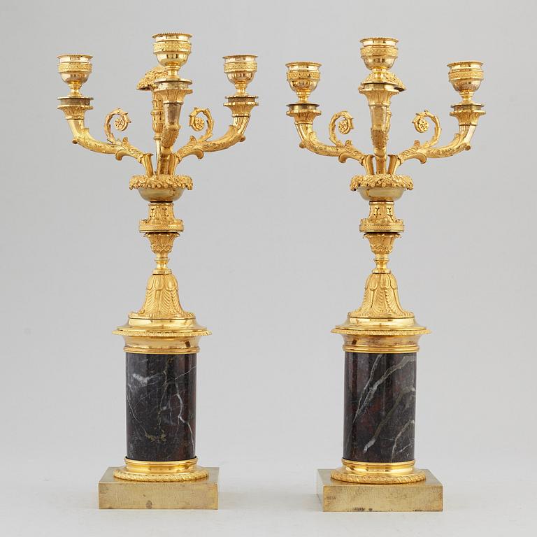 KANDELABRAR, ett par, förgylld brons och marmor, 1800-talets första hälft.