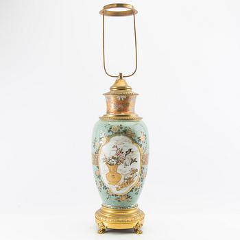 Bordslampa troligen Japan tidigt 1900-tal porslin och metall.