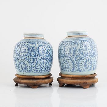 A pair of Chinese blue and white porcelain jars with covers, late Qing dynasty / around 1900.