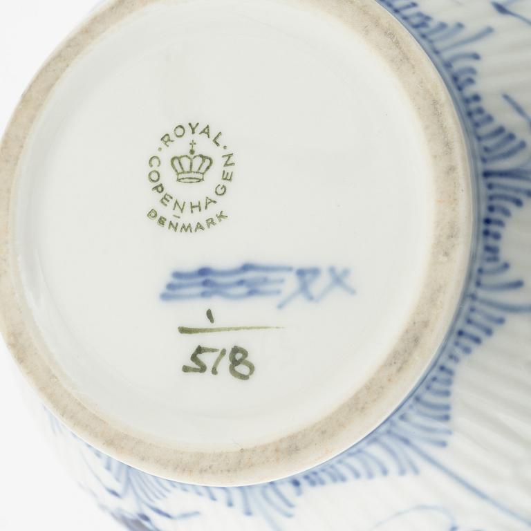 Royal Copenhagen, kaffeservisdelar, 39 delar, porslin, "Musselmalet halvblond", Danmark, 1955-78.