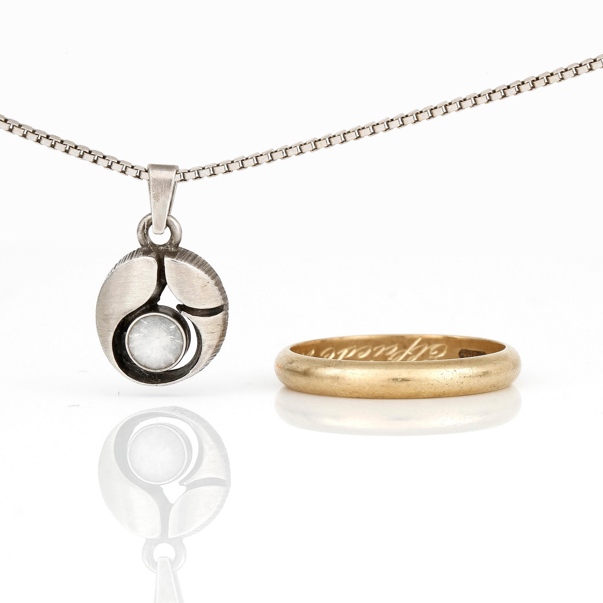 HÄNGE samt RING, silver och 14 k guld, hänge av Karl Laine, Finland. Vikt ca 7 resp 4 g.
