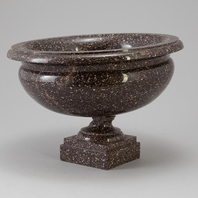 SKÅL PÅ FOT, porfyr, empire, 1800-talets första hälft.