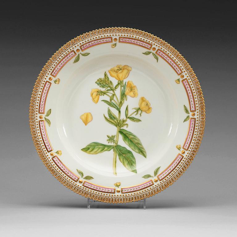 A set of 13 Royal Copenhagen 'Flora Danica' dinner plates, Denmark, 20th Century.