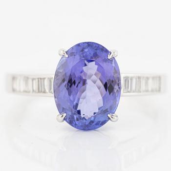 Ring in 18K white gold with tanzanite and baguette-cut diamonds.