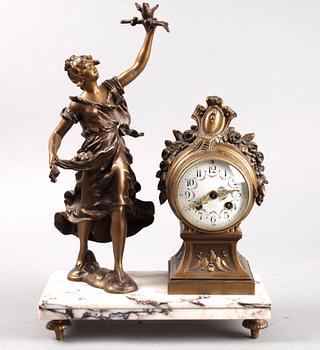 BORDSPENDYL, Louis XVI-stil, 1900-talets första hälft.