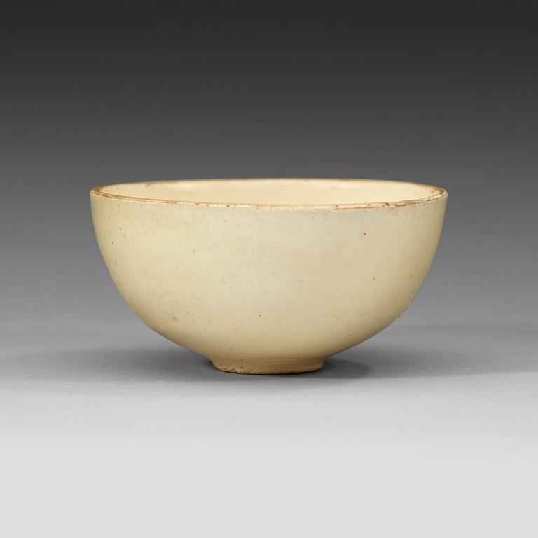 A white slip-covered and transparent glazed bowl, Song dynasty (960-1279).