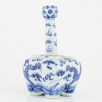 A blue and white tulip vase, China, 19th century.