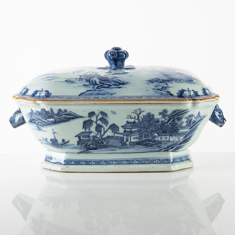 Terrin med lock, porslin, Kina, Qingdynastin, Qianlong (1736-95).