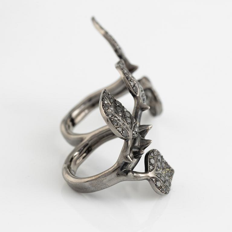 A Crow´s Nest two finger ring in 18K gold and rhodium set with black diamonds.