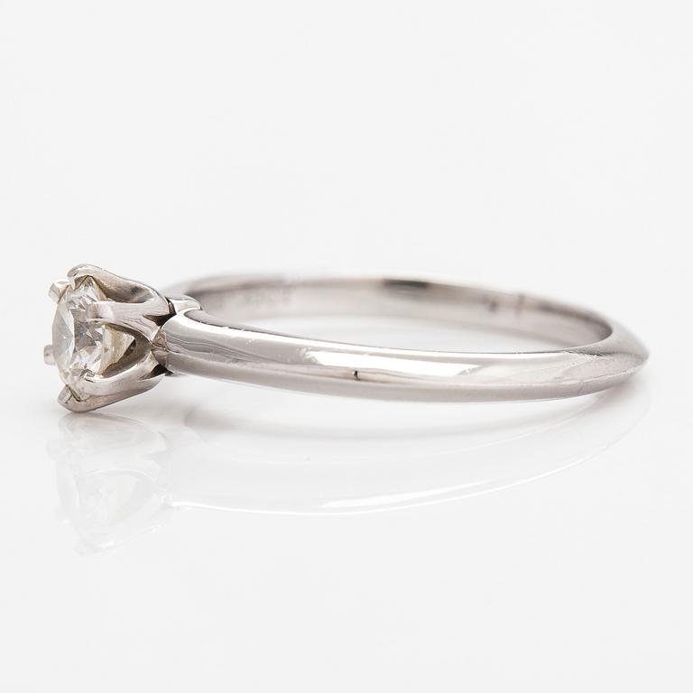 Tiffany & Co, Ring, platina och diamant ca 0.41 ct. Märkt Tiffany & Co, 19178048.