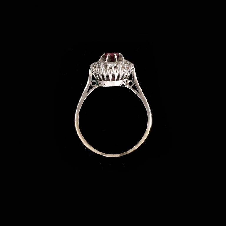 RING, 18K vitguld med rubin samt briljantslipade diamanter totalt ca 0,4ct. Vikt ca 4,2g.