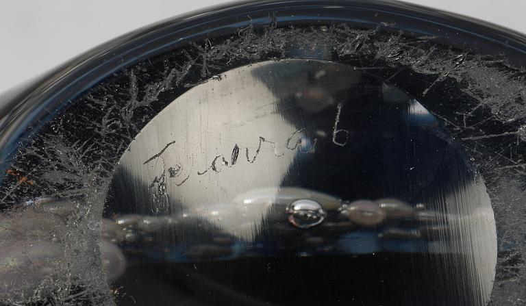 VAS samt LJUSSTAKAR, ett par, glas. Bengt Edenfalk resp Vicke Lindtrand.