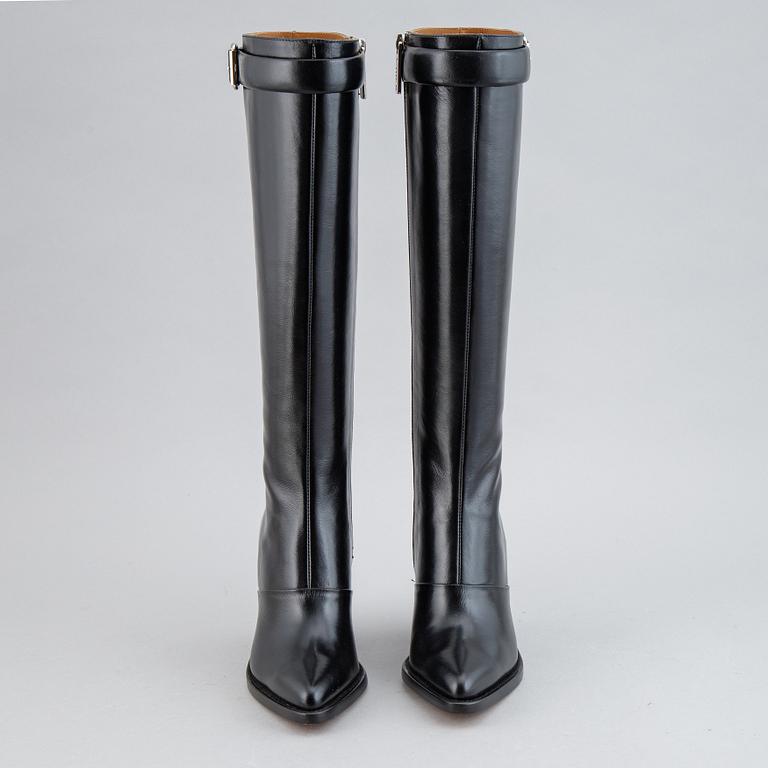 Chloé, a pair of black leather 'Serina' boots, size 36½.