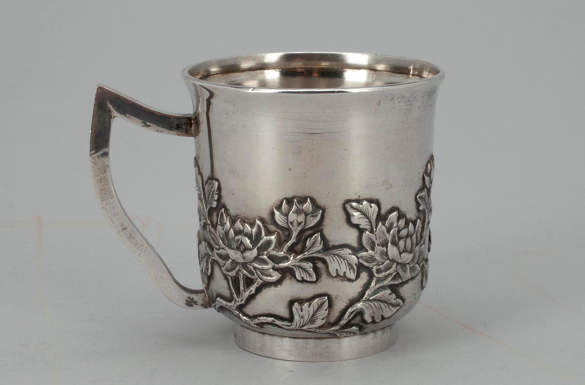 MUGG, silver, Kina. Finska importstämplar, Koruteollisuus Tillander, Helsingfors 1970. Vikt ca 147 g.