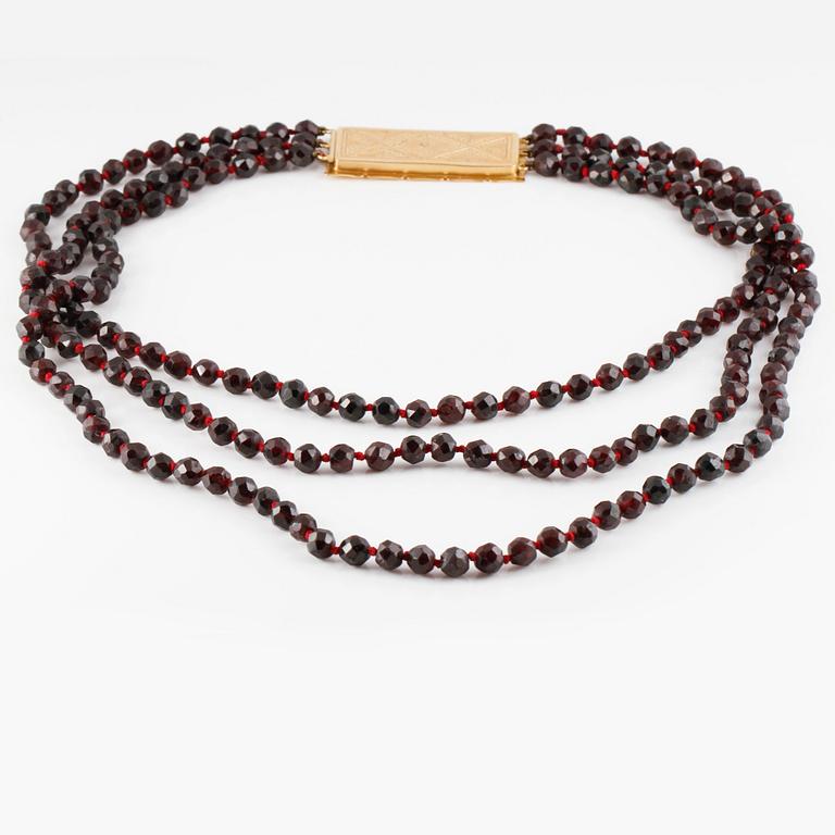 COLLIER, 18K guld med fasettslipade granater, Piacenza, Italien.