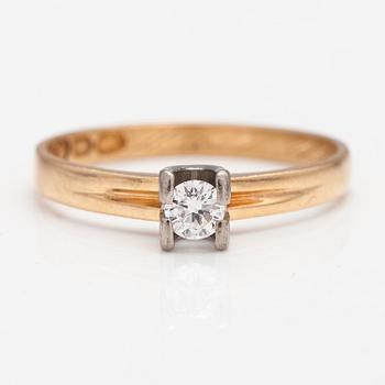 An 18K gold ring with a diamonds ca. 0.22 ct. Pentti Anttila, Helsinki 1968.