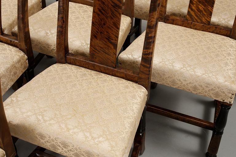 MATSALSGRUPP, 14 stolar samt bord. Bonad björk, omkring 1920.