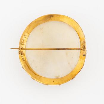 Brosch 18K guld med en snäckskalscamé.