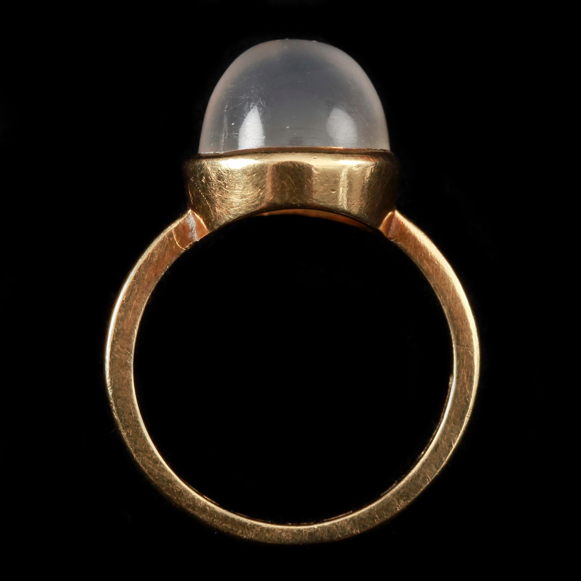 RING, 18k guld med månsten. Wiwen Nilsson, Lund, 1935. Vikt 3,6 g.