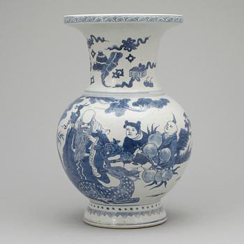 VAS, porslin, Kangxi-stil, Kina, 1900-talets början.