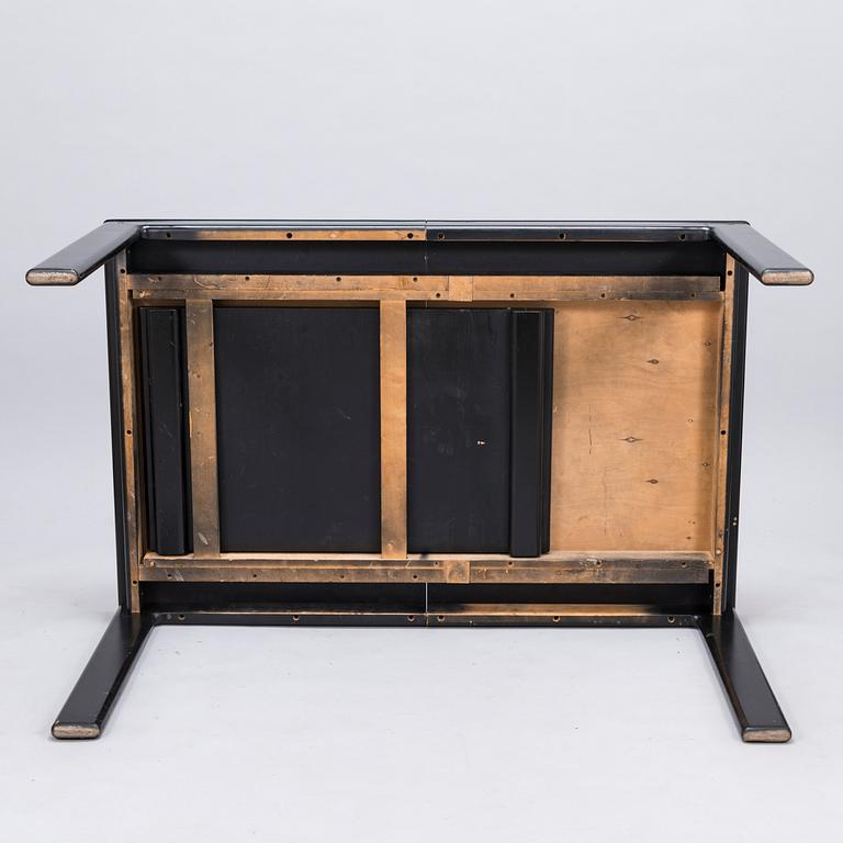 EERO AARNIO, A dinner table and four chairs "Flamingo" for Asko.