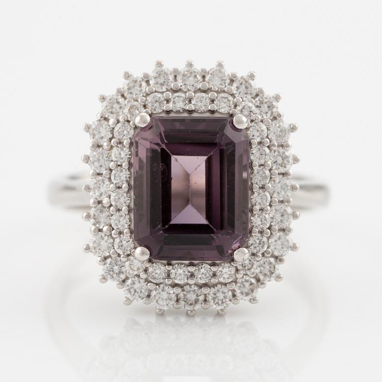 Ring 18K guld med en fasettslipad lila turmalin och runda briljantslipade diamanter.