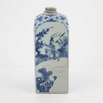 A Chinese blue and white transition flask, 17th century.