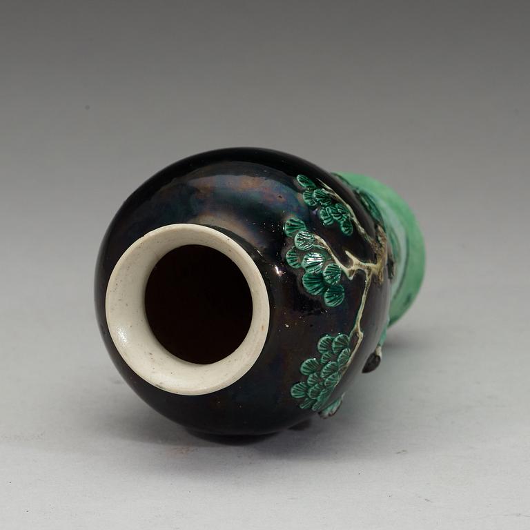 A famille noire base, Qing dynasty, 19th Century.