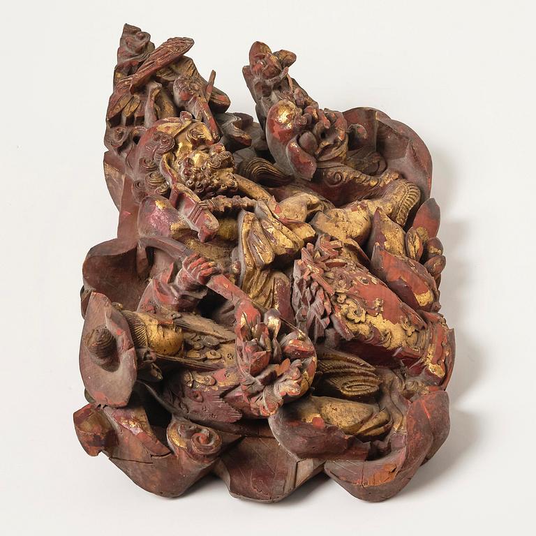 A Chinese giltwood figure panel, late Qing dynasty, 19th century.
