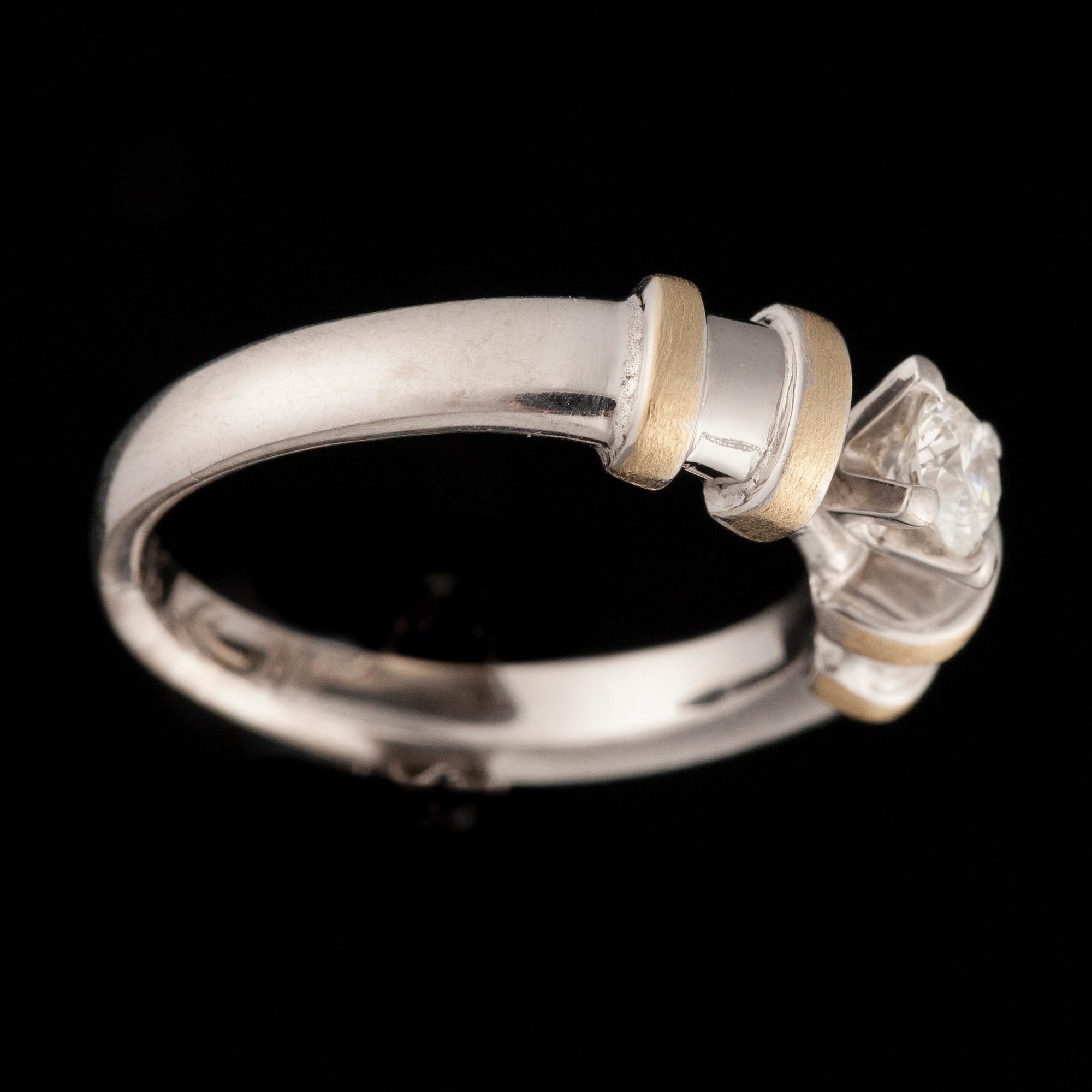 RING, 14K vitguld, diamant. Laatukoru 2000. Vikt ca 8,6 g.