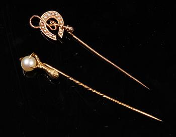 SLIPSNÅLAR, 2 st, 14-18 K guld och pärlor, bl a Stockholm, 1955. Ca 5 g.