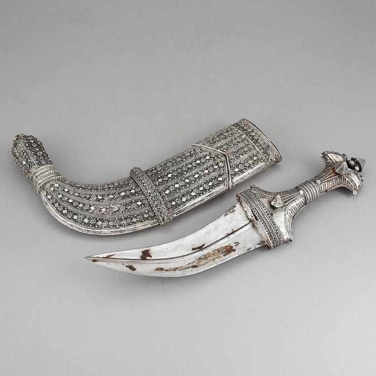 KNIV, silver, orientalisk, 1900-tal. Vikt ca 895 gram.