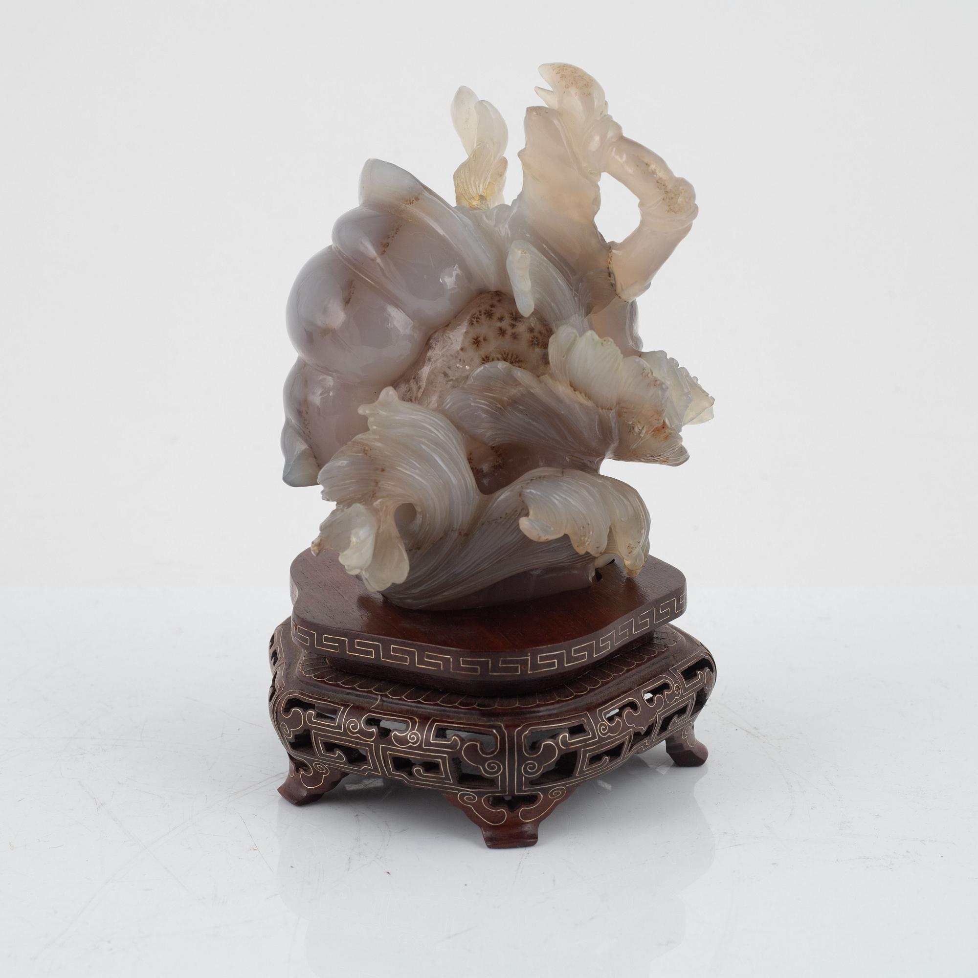 A Chinese brush washer and two figures, quartz and agate, 20th century.