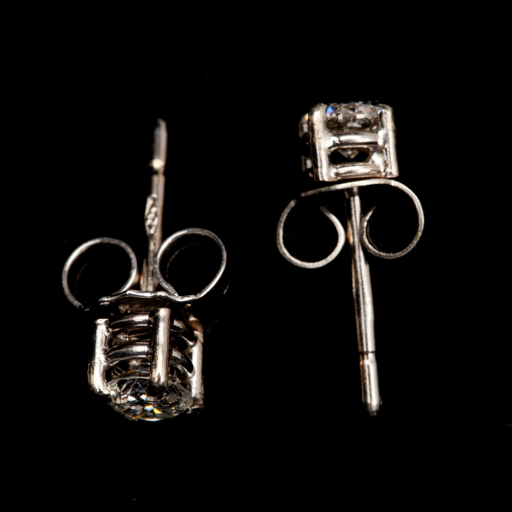 ÖRHÄNGEN, vitguld 14K, briljantslipade diamanter tot. ca 0,40 ct. Uppskattningsvis H/VS.