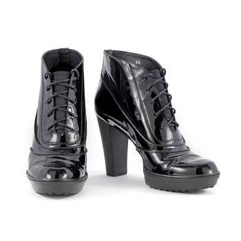 TOD'S, a pair of black patent lace-up booties. Size 39.