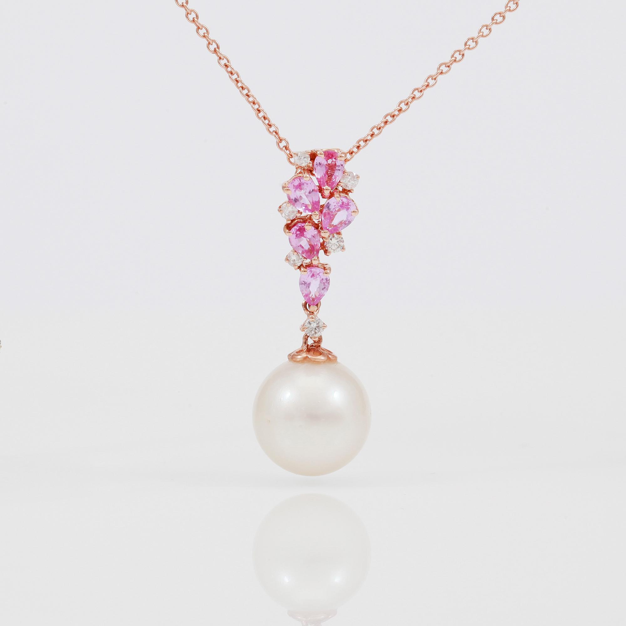 HÄNGE MED KEDJA, rosa safirer totalt ca 0,95 ct, diamanter totalt ca 0,13 ct samt vittonad odlad pärla.