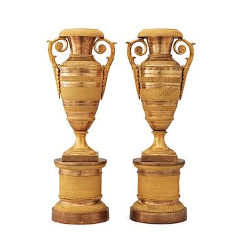 1497. A pair of French Empire early 19th century urns.